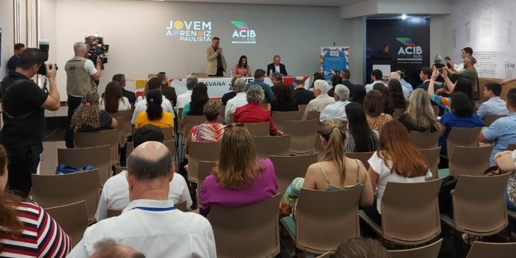 Caravana do Programa Jovem Aprendiz Paulista reúne mais de 100 pessoas na ACIB Bauru