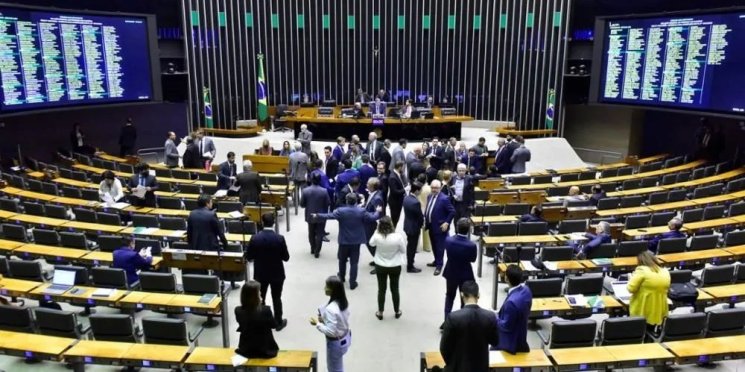 Câmara aprova urgência de proposta contra restrição de trabalho aos domingos e feriados