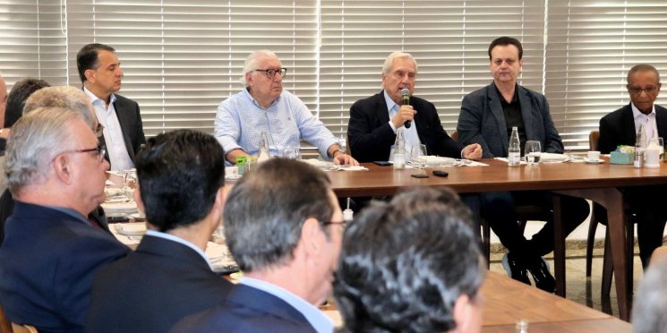 Associações Comerciais articulam adiamento da votação sobre a jornada de trabalho