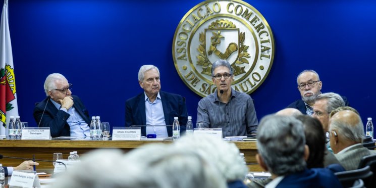 Zema classifica fim da escala 6×1 como manobra populista e apoia voto distrital