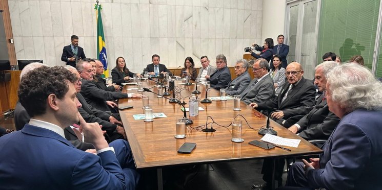 Associações Comerciais discutem fim da escala 6×1 e atualização do Simples com presidente da Câmara, Hugo Motta
