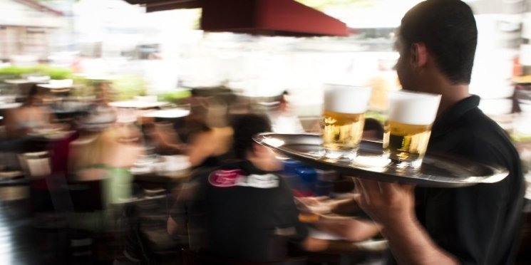 Jornada intermitente avança em bares e restaurantes como alternativa à escala 6×1